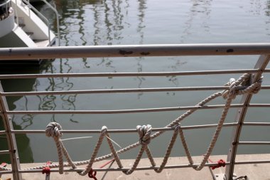 Kalın kenevir örgülü halat. Yaklaş.