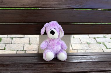 Büyük bir şehirde sokakta çocuk oyuncakları.