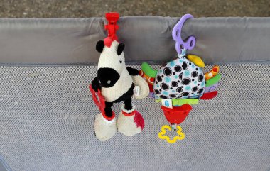 Büyük bir şehirde sokakta çocuk oyuncakları.