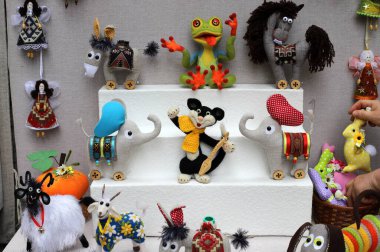 Büyük bir şehirde sokakta çocuk oyuncakları.