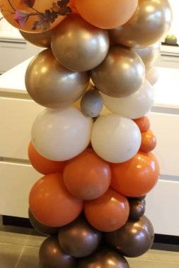 Şehir parkında çok renkli saydam balonlar