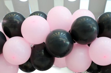 Şehir parkında çok renkli saydam balonlar