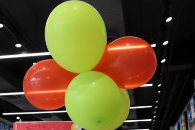 Şehir parkında çok renkli saydam balonlar