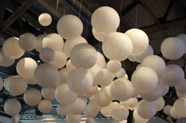 Şehir parkında çok renkli saydam balonlar