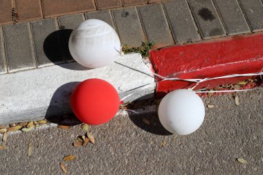 Şehir parkında çok renkli saydam balonlar