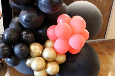 Şehir parkında çok renkli saydam balonlar