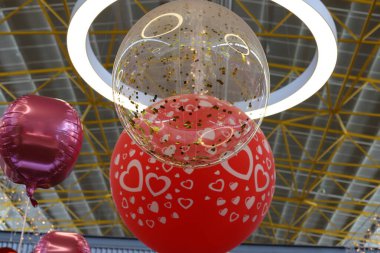 Şehir parkında çok renkli saydam balonlar