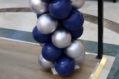 Şehir parkında çok renkli saydam balonlar