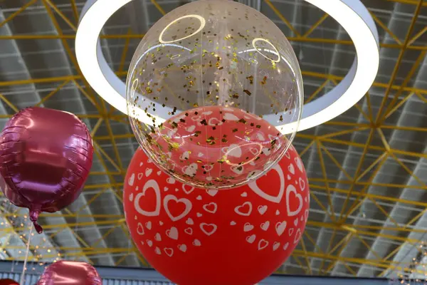 Şehir parkında çok renkli saydam balonlar