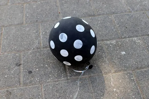 Şehir parkında çok renkli saydam balonlar