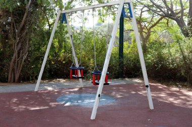Çocukların oynaması ve spor yapması için çocuk parkı.