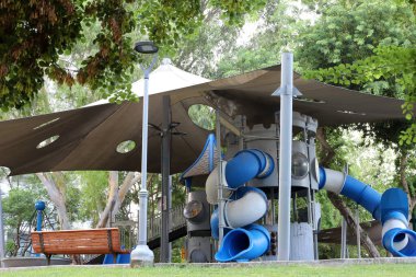 Çocukların oynaması ve spor yapması için çocuk parkı.