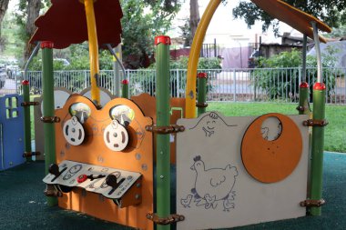 Çocukların oynaması ve spor yapması için çocuk parkı.