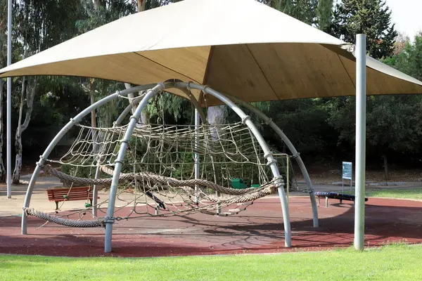 Çocukların oynaması ve spor yapması için çocuk parkı.