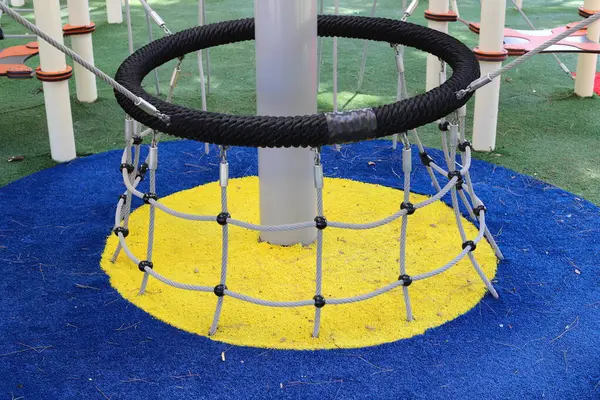 Çocukların oynaması ve spor yapması için çocuk parkı.