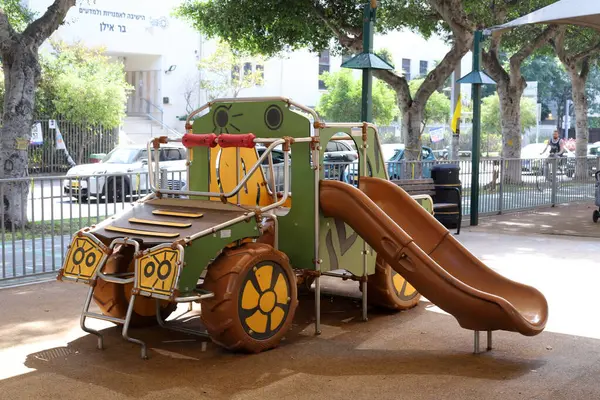 Çocukların oynaması ve spor yapması için çocuk parkı.