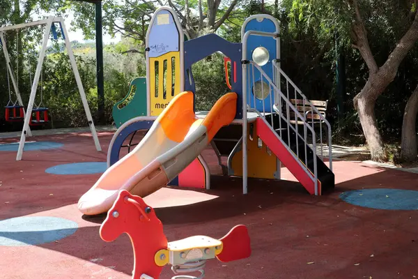 Çocukların oynaması ve spor yapması için çocuk parkı.
