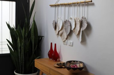 Yeşil bitkiler küçük bir saksıda büyür ve çiçek açar.