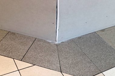 Binaların ve yapıların inşasında mimari bir detay olarak açılar.