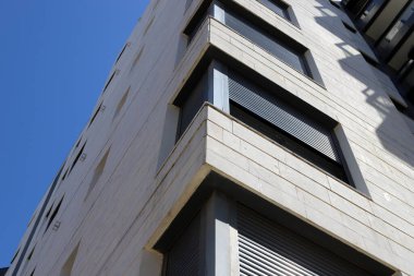 Binaların ve yapıların inşasında mimari bir detay olarak açılar.