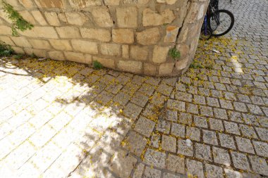 Binaların ve yapıların inşasında mimari bir detay olarak açılar.