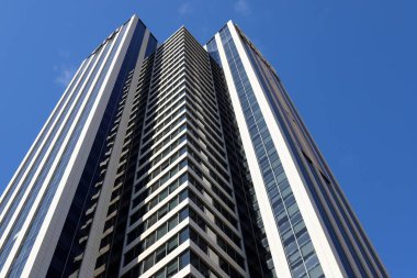 Binaların ve yapıların inşasında mimari bir detay olarak açılar.