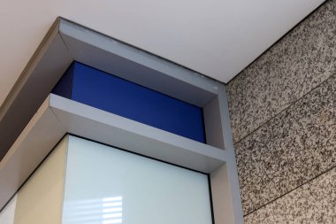 Binaların ve yapıların inşasında mimari bir detay olarak açılar.