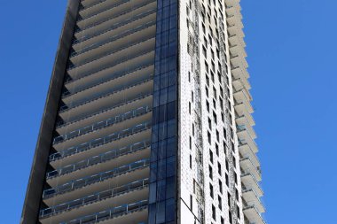 Binaların ve yapıların inşasında mimari bir detay olarak açılar.