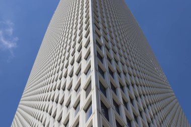 Binaların ve yapıların inşasında mimari bir detay olarak açılar.