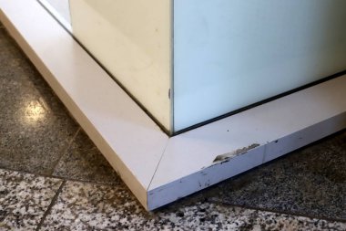 Binaların ve yapıların inşasında mimari bir detay olarak açılar.