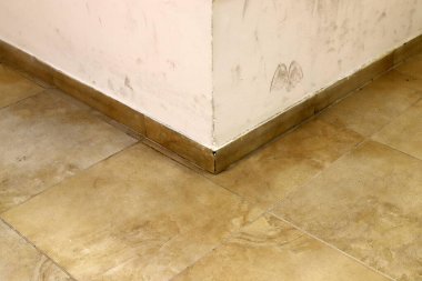 Binaların ve yapıların inşasında mimari bir detay olarak açılar.