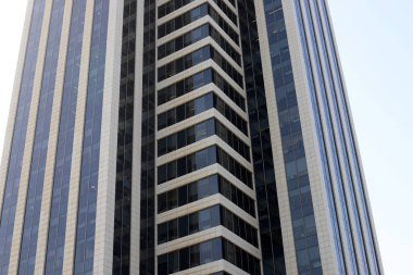 Binaların ve yapıların inşasında mimari bir detay olarak açılar.