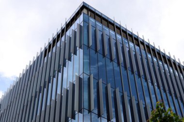 Binaların ve yapıların inşasında mimari bir detay olarak açılar.