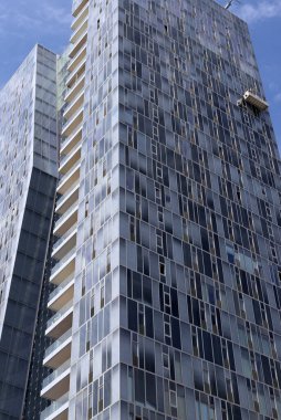 Binaların ve yapıların inşasında mimari bir detay olarak açılar.