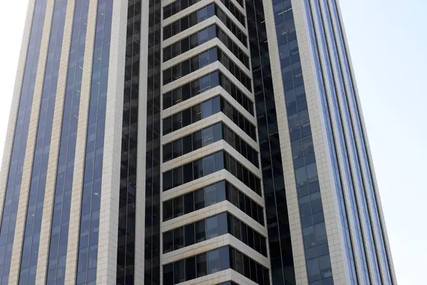 Binaların ve yapıların inşasında mimari bir detay olarak açılar.