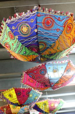 Yağmurdan ve sıcak güneş ışınlarından korunmak için bir şemsiye..