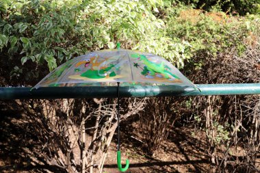 Yağmurdan ve sıcak güneş ışınlarından korunmak için bir şemsiye..