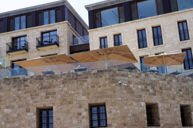 Yağmurdan ve sıcak güneş ışınlarından korunmak için bir şemsiye..