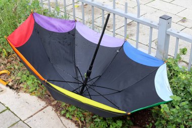 Yağmurdan ve sıcak güneş ışınlarından korunmak için bir şemsiye..