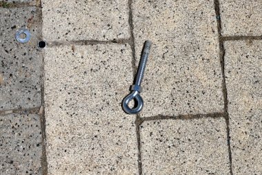 Parçaları birbirine bağlamak ve birleştirmek için iplikleri olan metal bir cıvata.