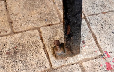 Parçaları birbirine bağlamak ve birleştirmek için iplikleri olan metal bir cıvata.