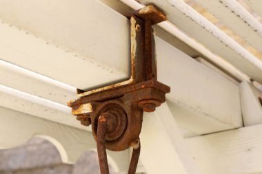 Parçaları birbirine bağlamak ve birleştirmek için iplikleri olan metal bir cıvata.