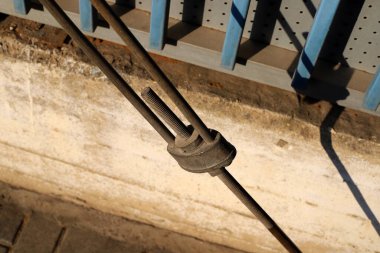 Parçaları birbirine bağlamak ve birleştirmek için iplikleri olan metal bir cıvata.