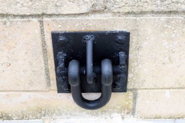 Parçaları birbirine bağlamak ve birleştirmek için iplikleri olan metal bir cıvata.