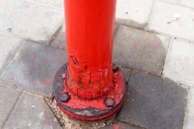 Parçaları birbirine bağlamak ve birleştirmek için iplikleri olan metal bir cıvata.