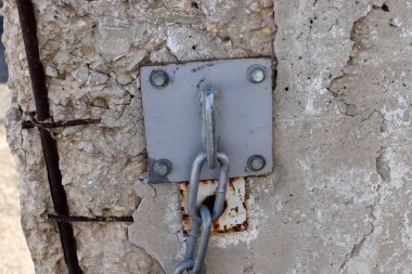 Parçaları birbirine bağlamak ve birleştirmek için iplikleri olan metal bir cıvata.