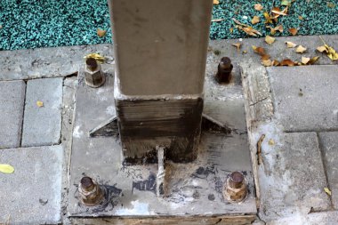 Parçaları birbirine bağlamak ve birleştirmek için iplikleri olan metal bir cıvata.