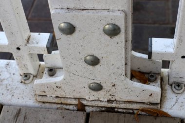 Parçaları birbirine bağlamak ve birleştirmek için iplikleri olan metal bir cıvata.