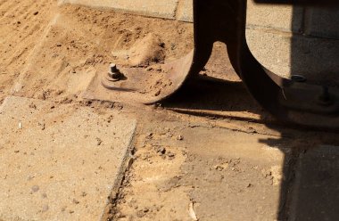 Parçaları birbirine bağlamak ve birleştirmek için iplikleri olan metal bir cıvata.