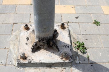 Parçaları birbirine bağlamak ve birleştirmek için iplikleri olan metal bir cıvata.